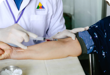 Médico registrando paciente